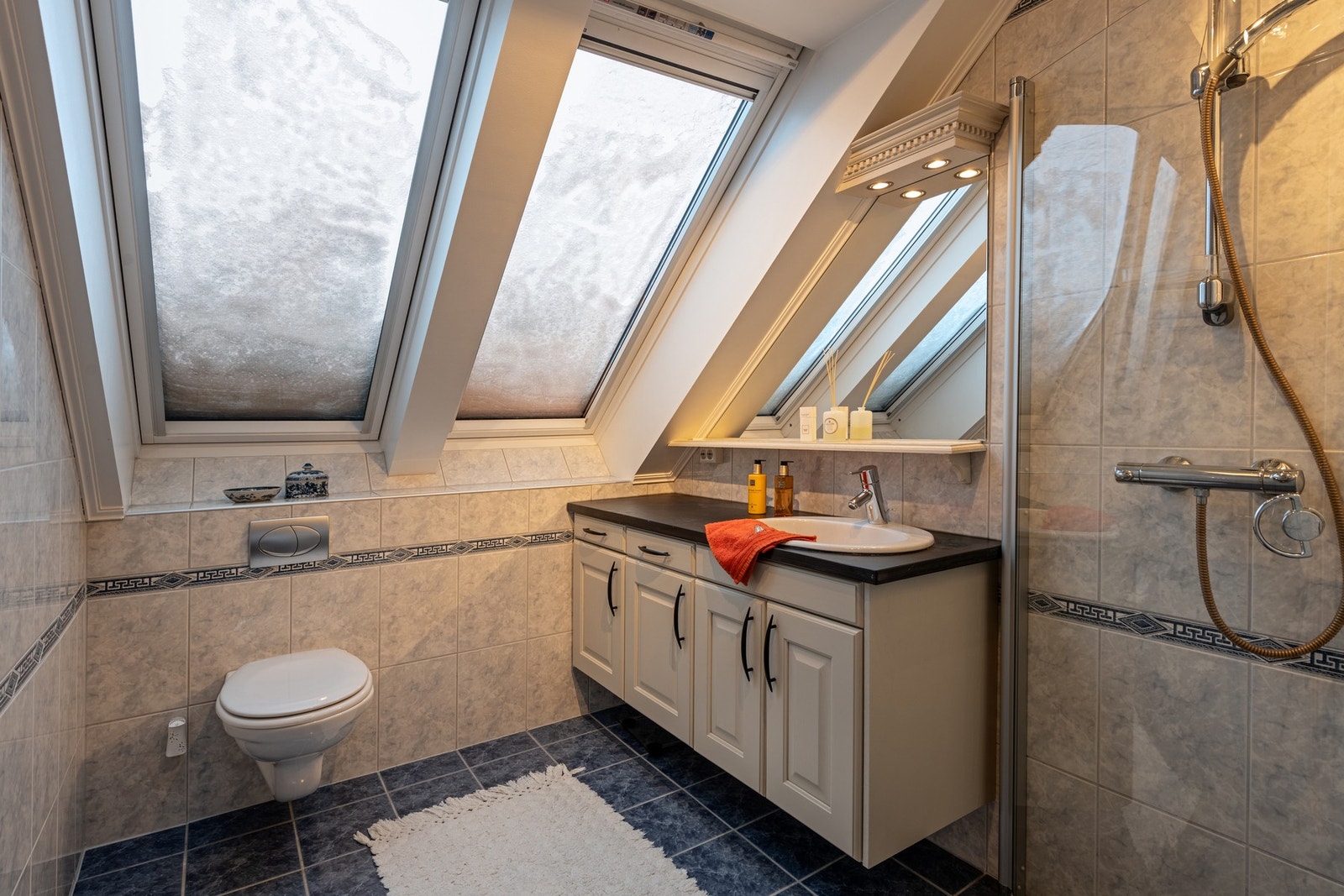 Badet har flislagte vegger og gulv, med elektriske varmekabler Galleribilde