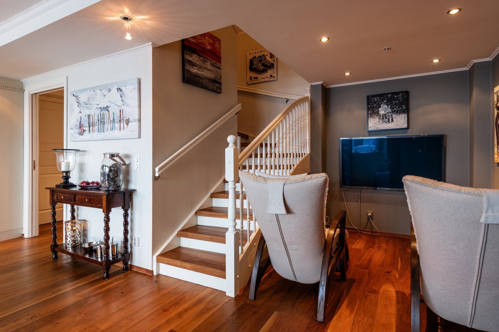 Opp trappen kommer man til leilighetens loftsetasje Galleribilde