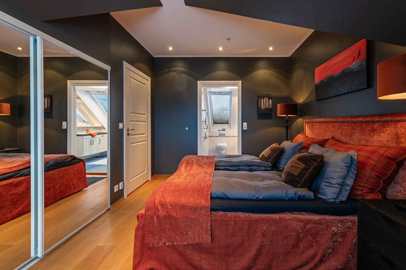 Fra soverommet har man tilkomst til eget bad Galleribilde