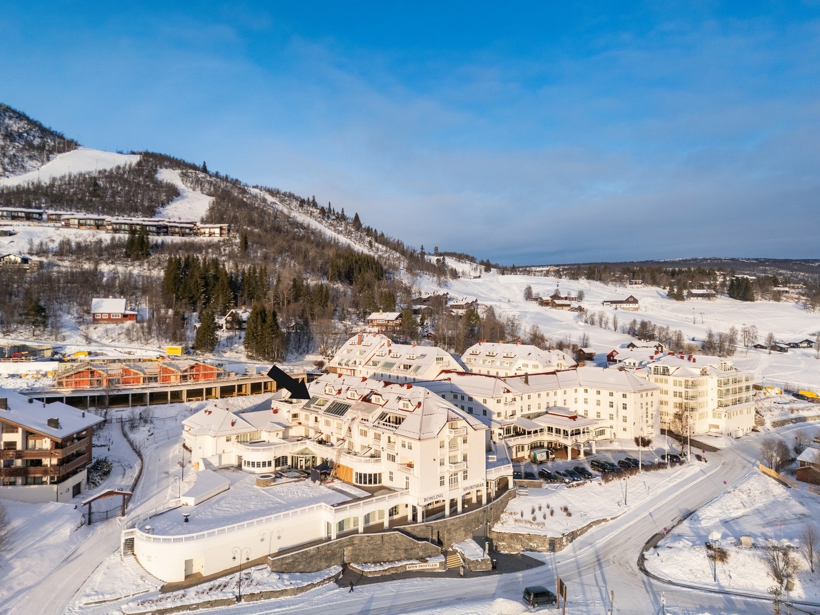 Eiendomsmegler Jannike Seljevoll Herleiksplass har gleden av å presentere Timrehaugvegen 2! (Foto: Terje Bjørnsen) Galleribilde