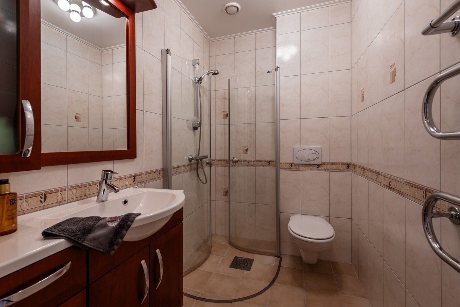 Badet har flislagte vegger og gulv med elektriske varmekabler Galleribilde