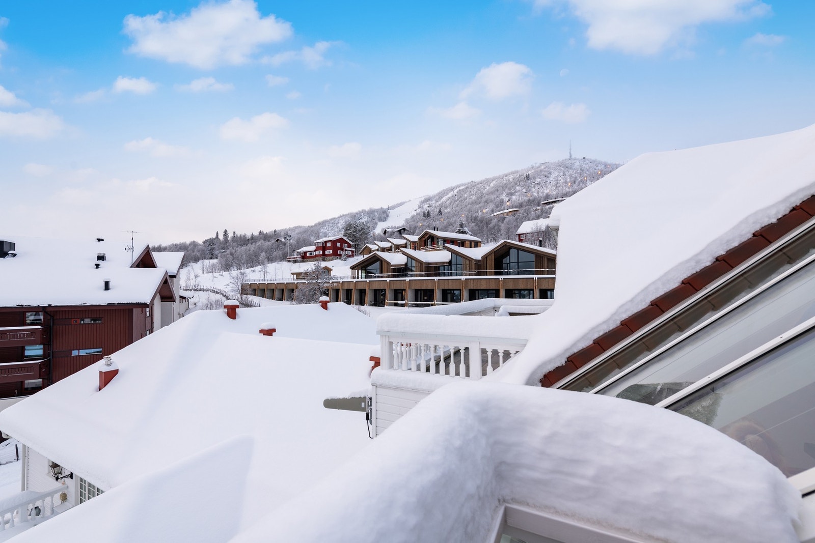 Bak Dr. Holms ligger Geilotoppen - et flott utgangspunkt for alpin, eller turer på sommerstid Galleribilde