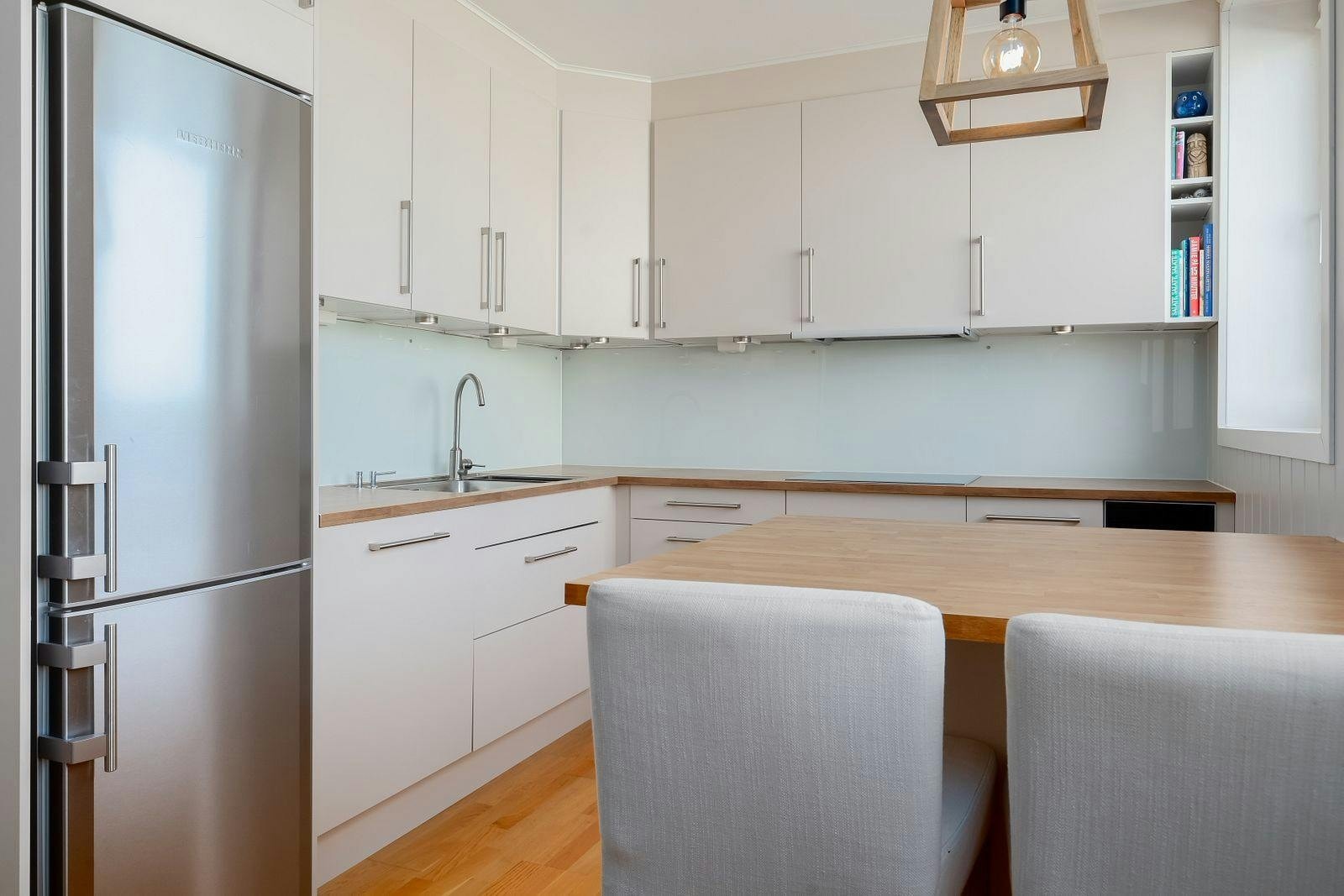 Det er godt med skap- og benkeplass, samt vinskap Galleribilde