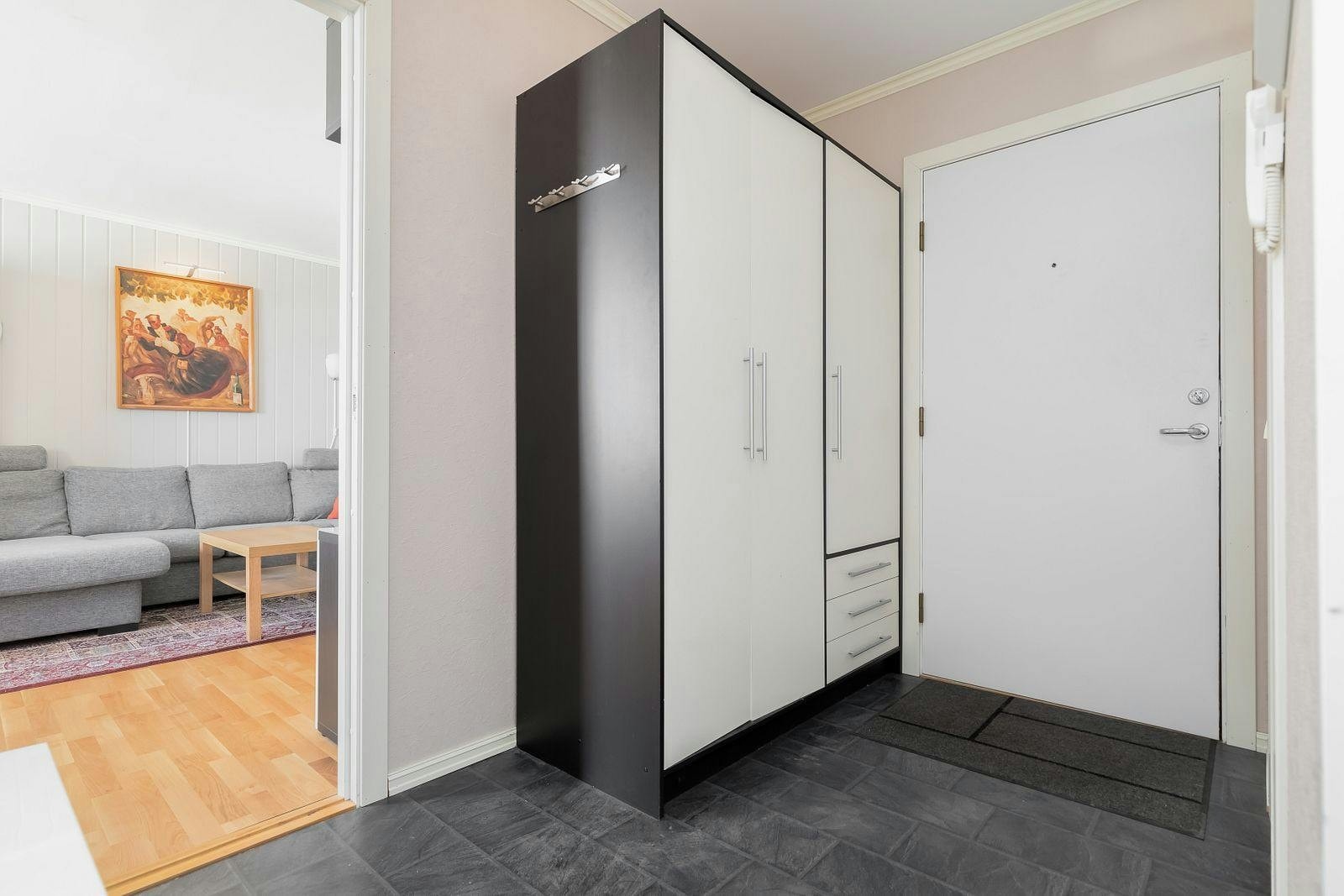 Inngangsparti med garderobeskap Galleribilde