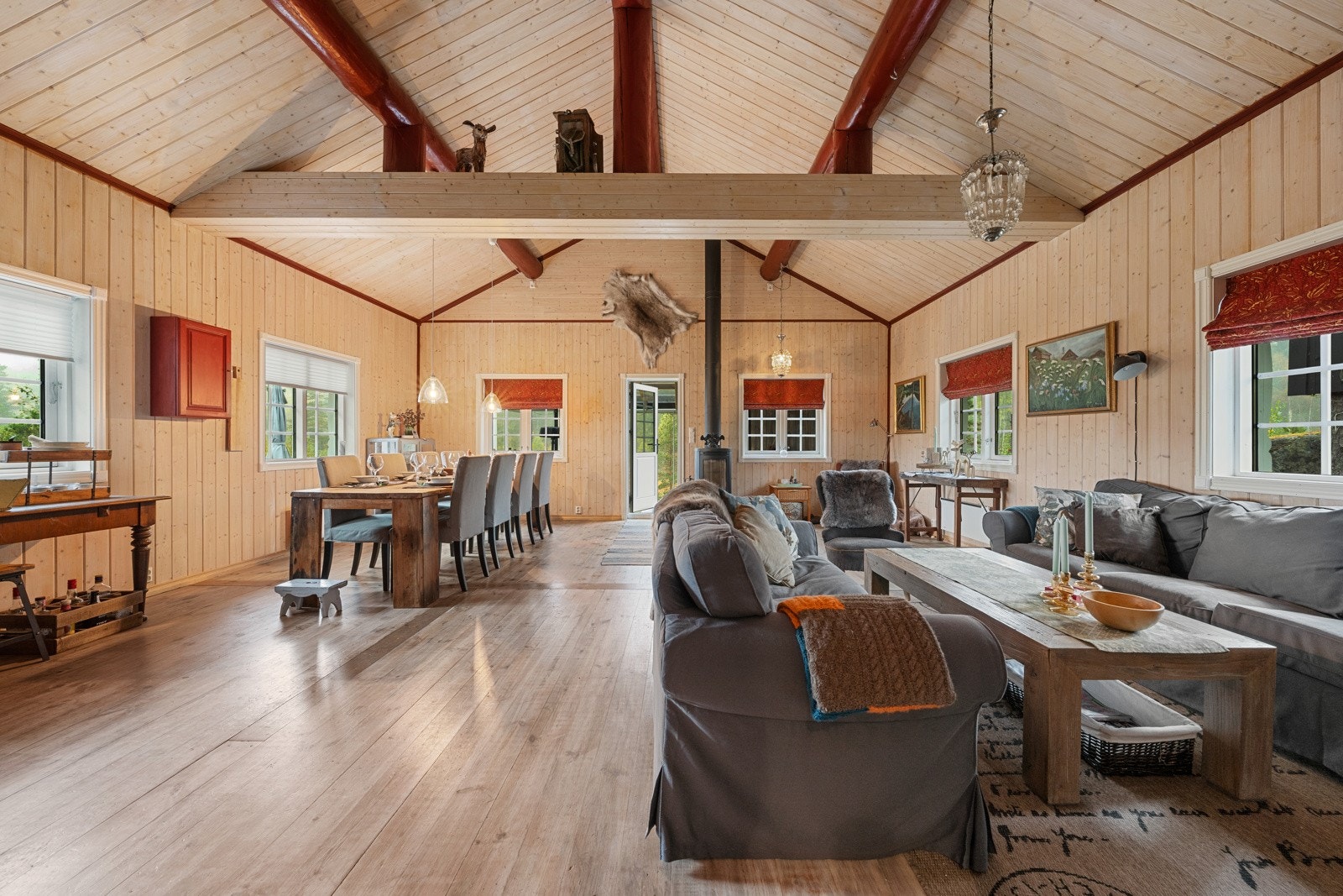 Stort og romslig allrom med stue og kjøkken i åpen løsning. Galleribilde