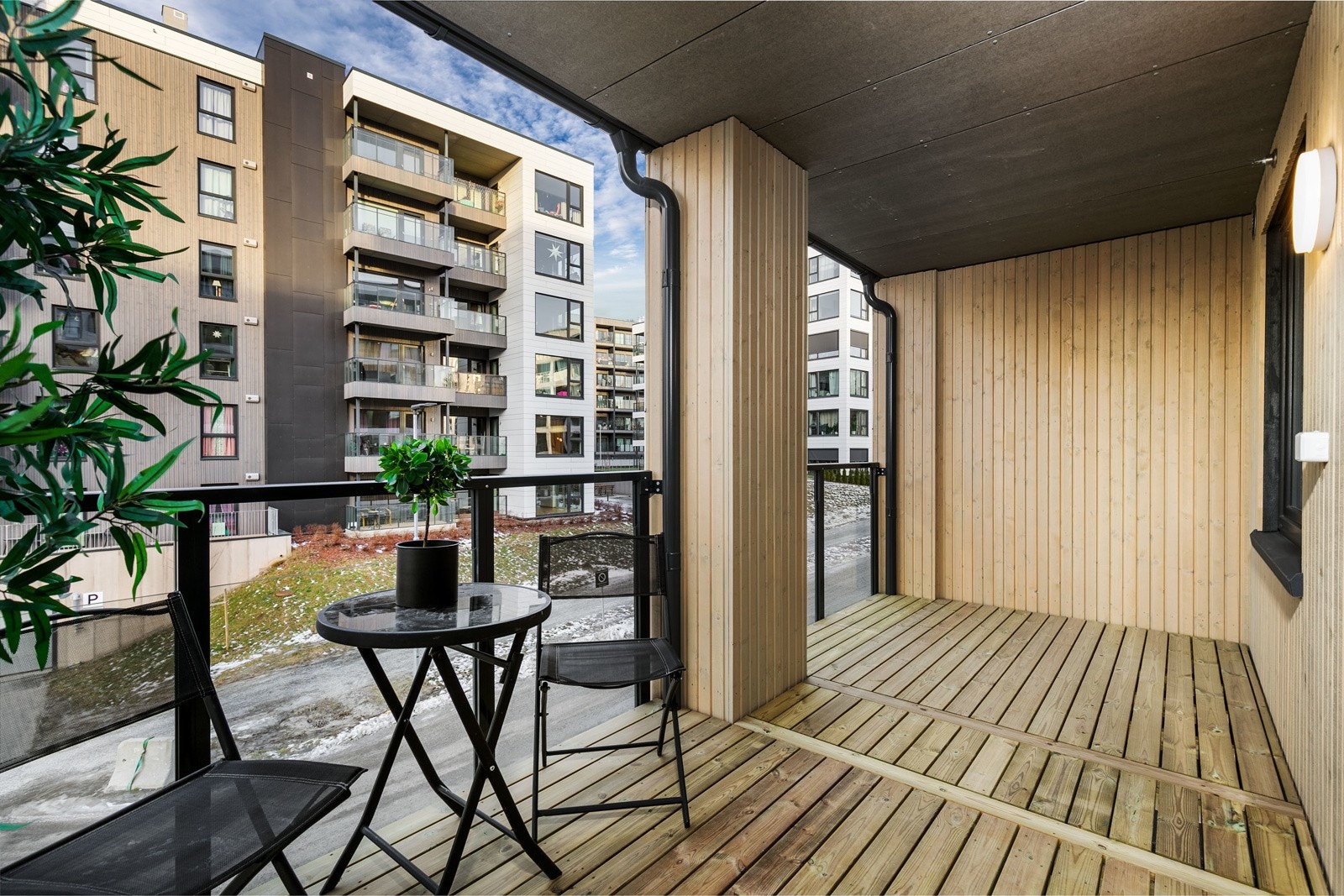 Utgang til flott vestvendt balkong på 10 kvm. Galleribilde