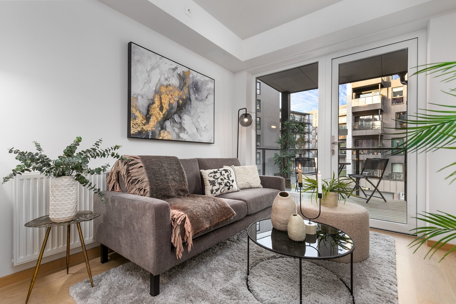 Leiligheten har en gjennomført høy standard, med 1-stavs hvitpigmentert eikeparkett og listfrie vindussmyg. Galleribilde