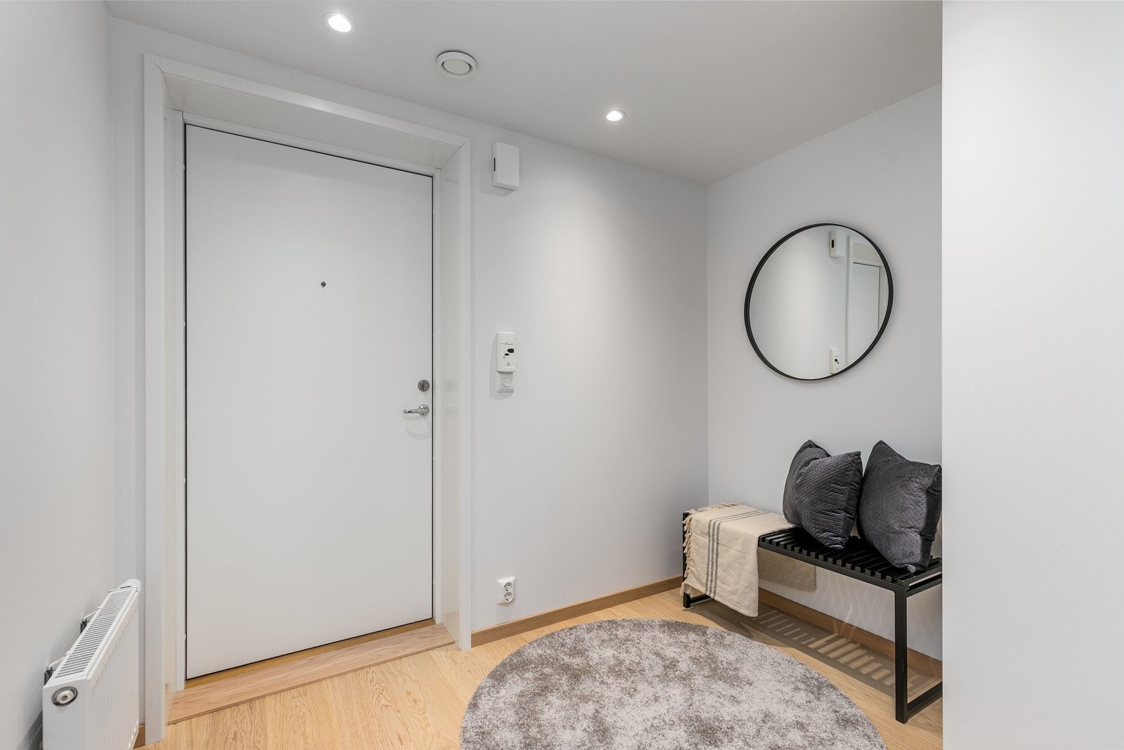 Flott entré som gir et godt førsteinntrykk. God avsatt plass til skapinnredning. Galleribilde