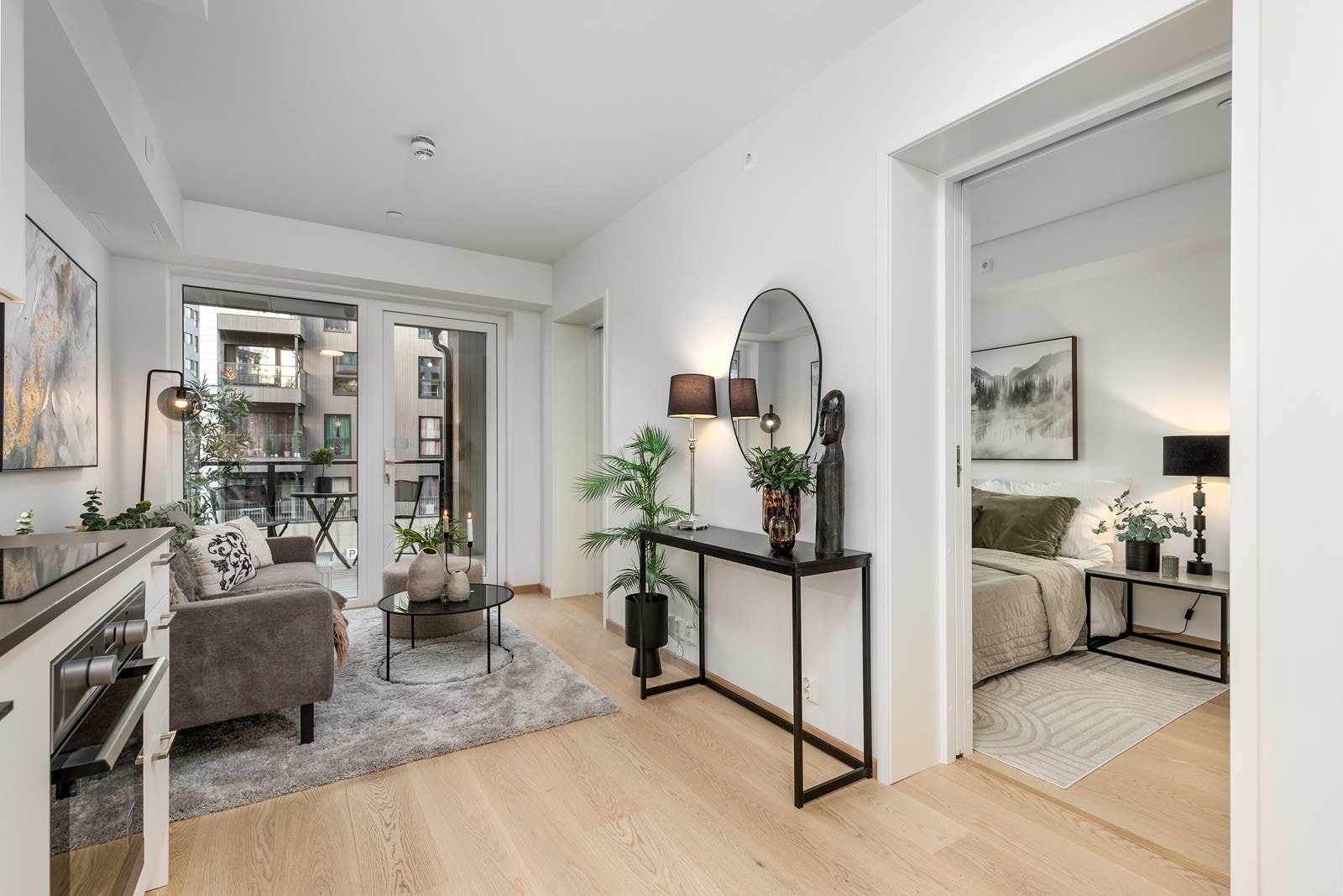 Leiligheten har en gjennomført høy standard, med 1-stavs hvitpigmentert eikeparkett og listfrie vindussmyg. Galleribilde