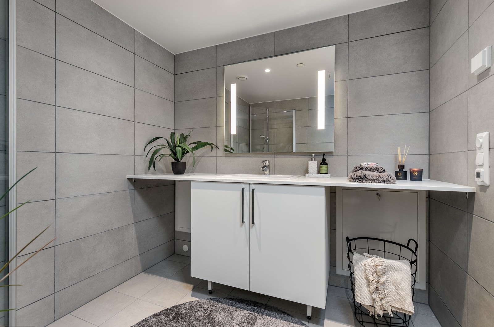 Delikat flislagt bad med alt man trenger for å få en fin start på dagen. Varmekabler i gulv. Galleribilde