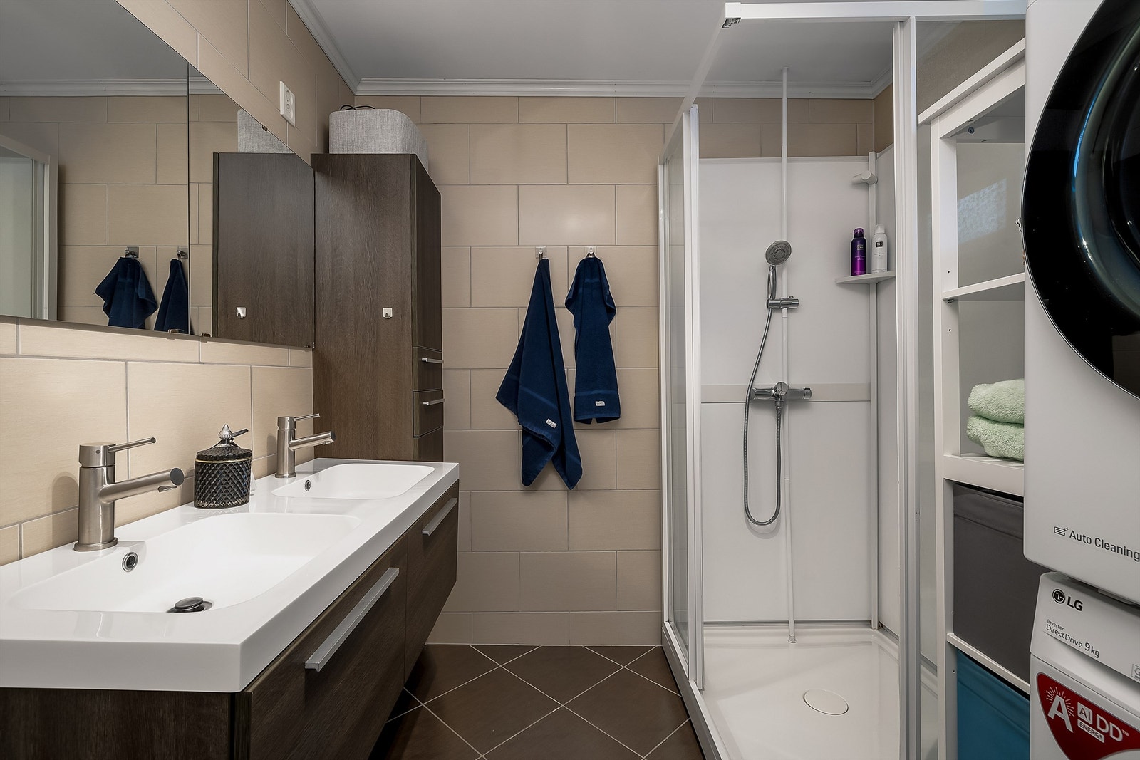 Badet er innredet med baderoms innredning med slette fronter og heldekkende servant, dusjkabinett, toalett og opplegg til vaskemaskin. Galleribilde