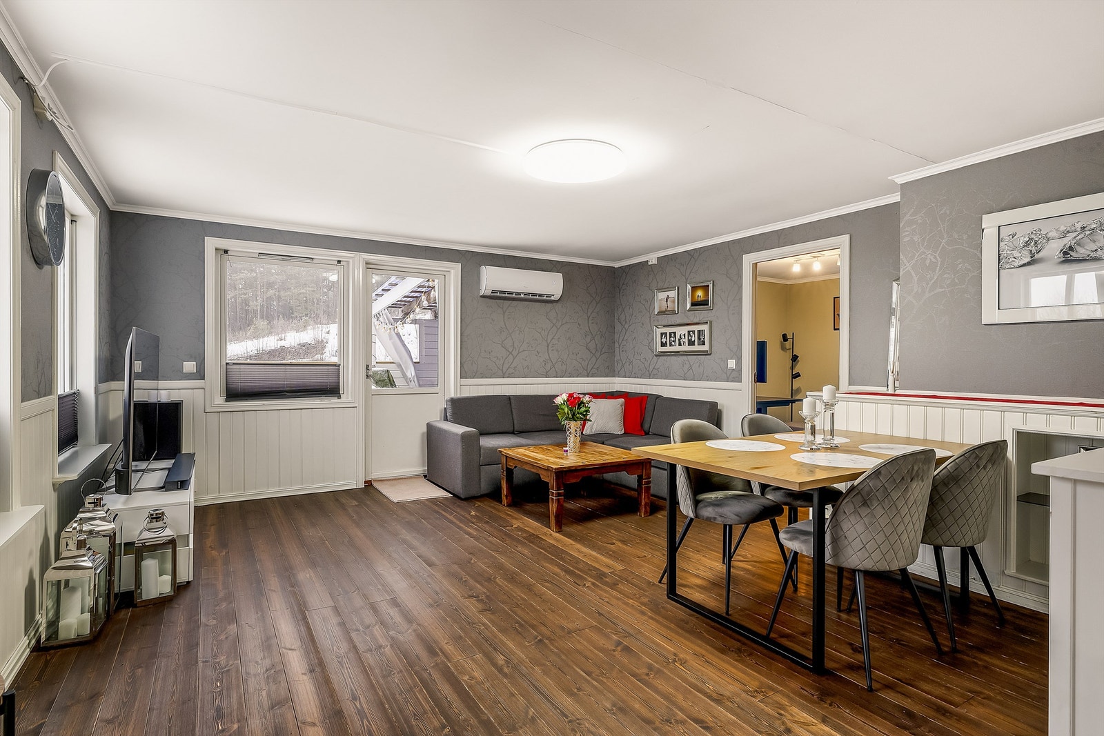 Romslig stue med varmepumpe og direkte utgang til terrassen. Galleribilde