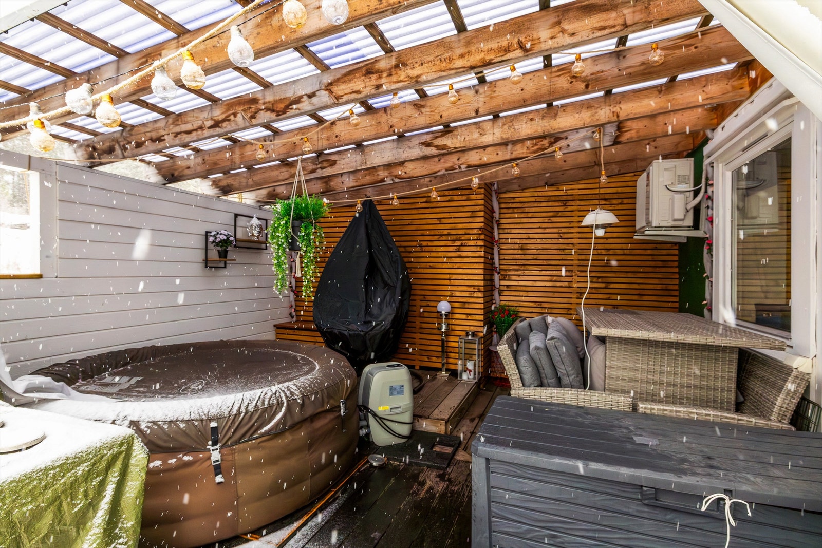 Den overbygde delen skaper en lun sittekrok til varme sommerdager. Galleribilde