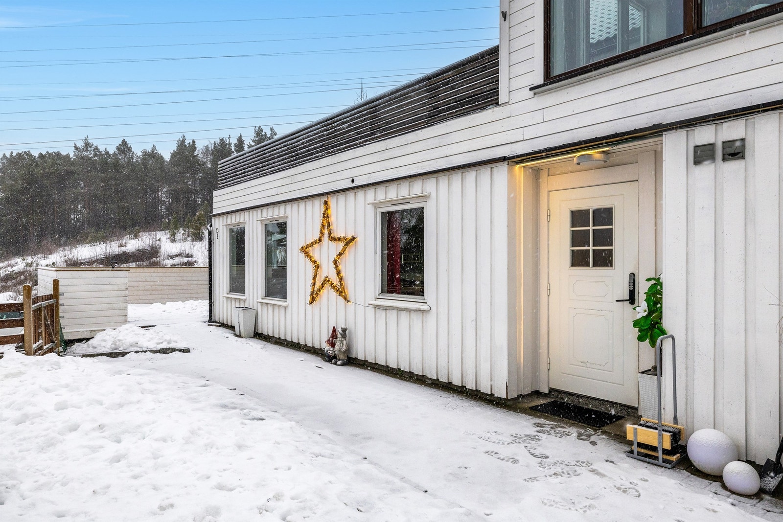 Inngjerdet hageområde med gangvei av belegningsstein. Galleribilde