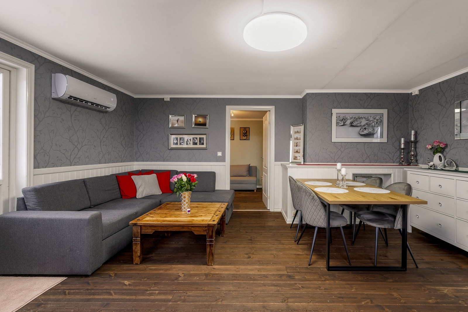 Stuen har plass til både sofahjørne og spisestueinnredning. Galleribilde