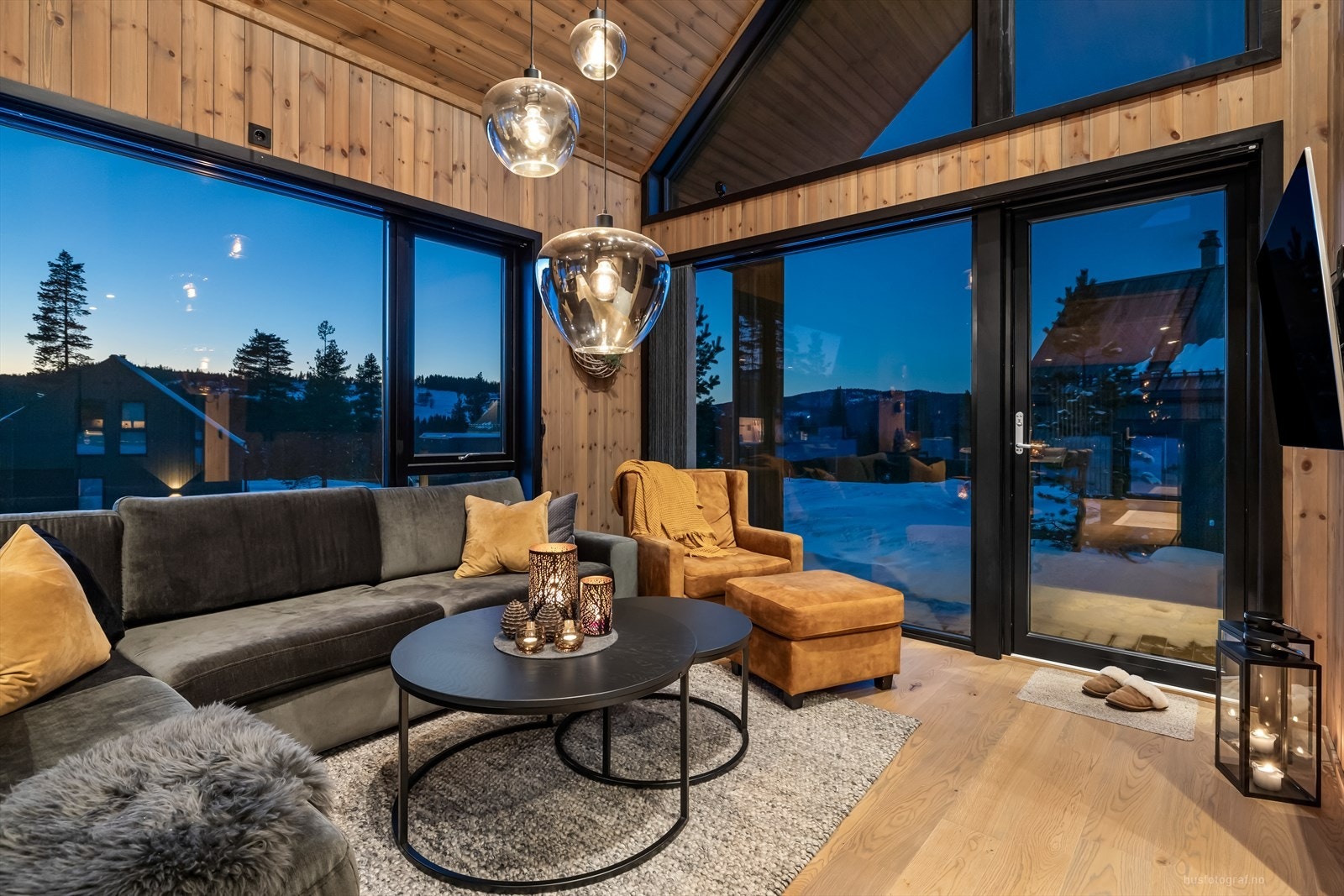 Rommet er et sosialt rom med en åpen og hyggelig atmosfære. Galleribilde