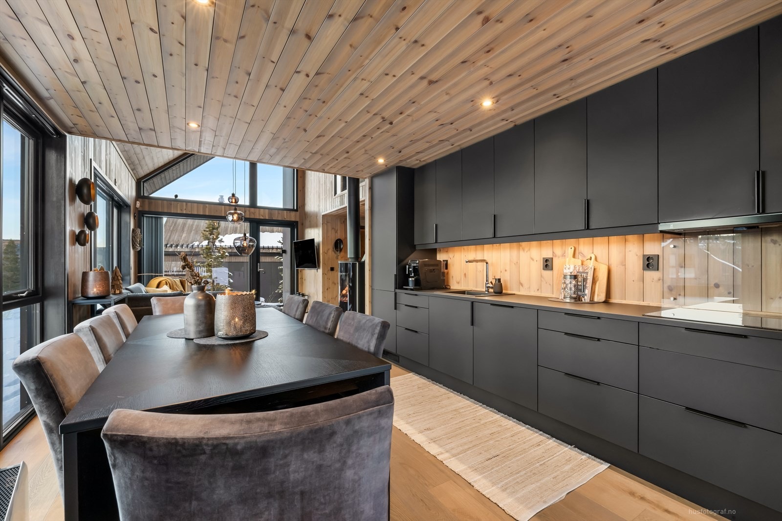 Innredningen har effektive arbeidsflater og god oppbevaringsplass i skuffer og skap. Galleribilde