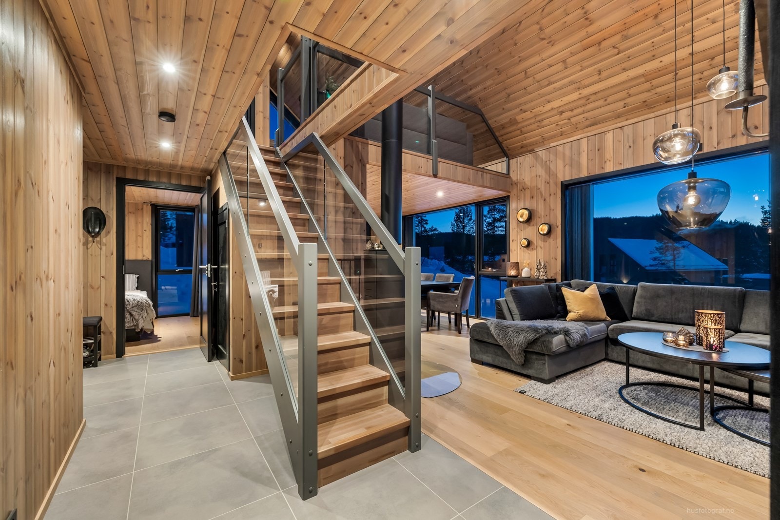 Fra entreen er det adkomst til stuen og spisestuen som ligger i åpen løsning mot kjøkkenet. Galleribilde