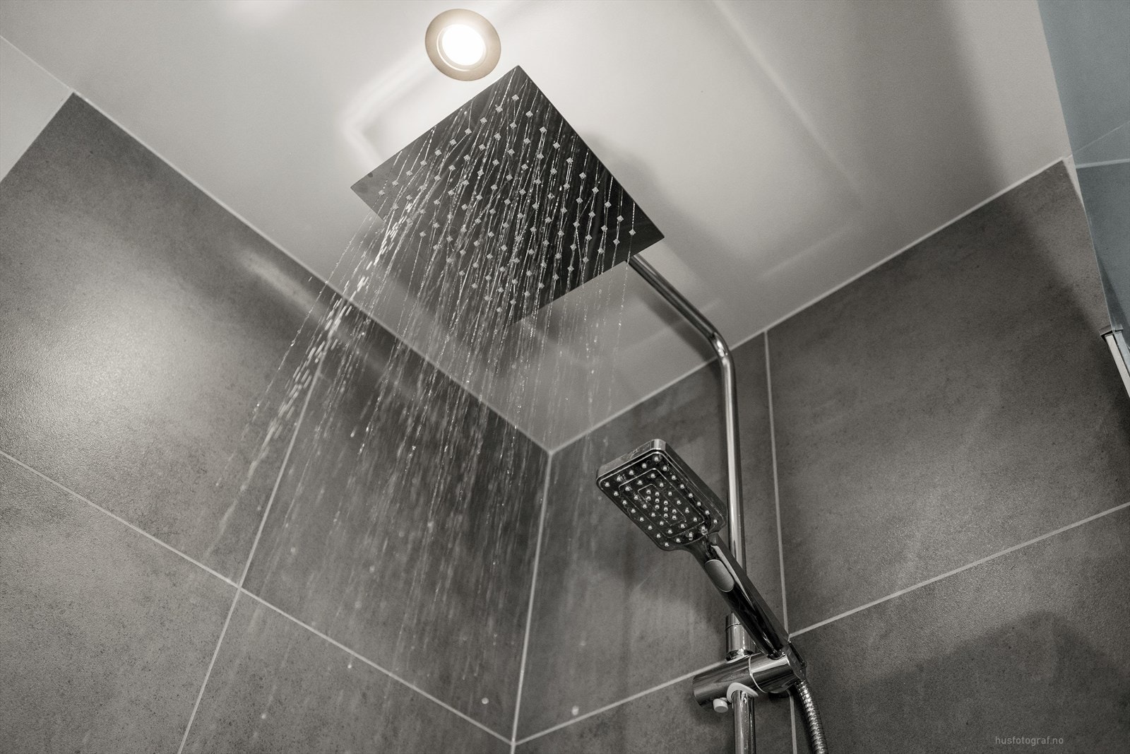 Videre er badet utstyrt med toalett, dusjhjørne med dusjvegger, regnfall dusjarmatur gir deg en luksuriøs følelse. Rommet har også opplegg for vaskemaskin. Galleribilde