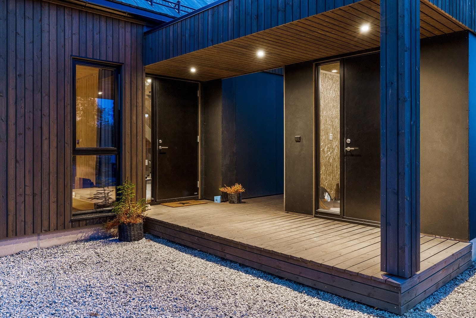 Velkommen inn! Man ankommer hytta via et takoverbygget inngangsparti med downlights, praktisk tilknyttet utvendig bod ved inngangspartiet. Galleribilde