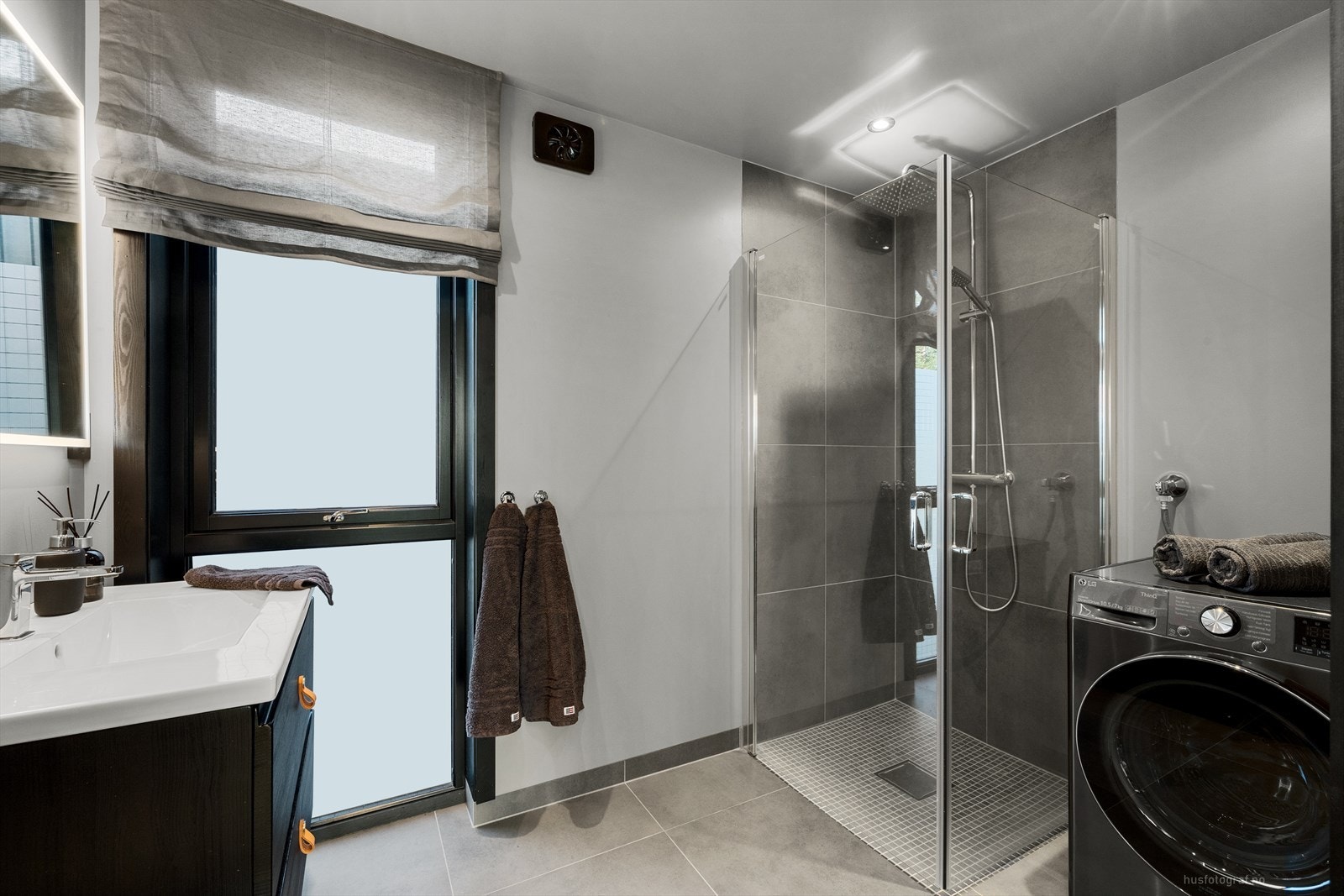 Badet er innredet med en lekker servantløsning med god plass til diverse oppbevaring og speil. Galleribilde