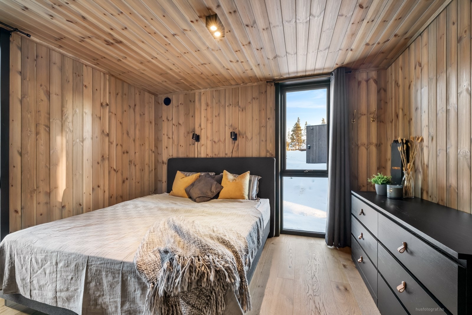 Rommet har god plass til dobbeltseng med tilhørende nattbord og garderobeløsning. Galleribilde