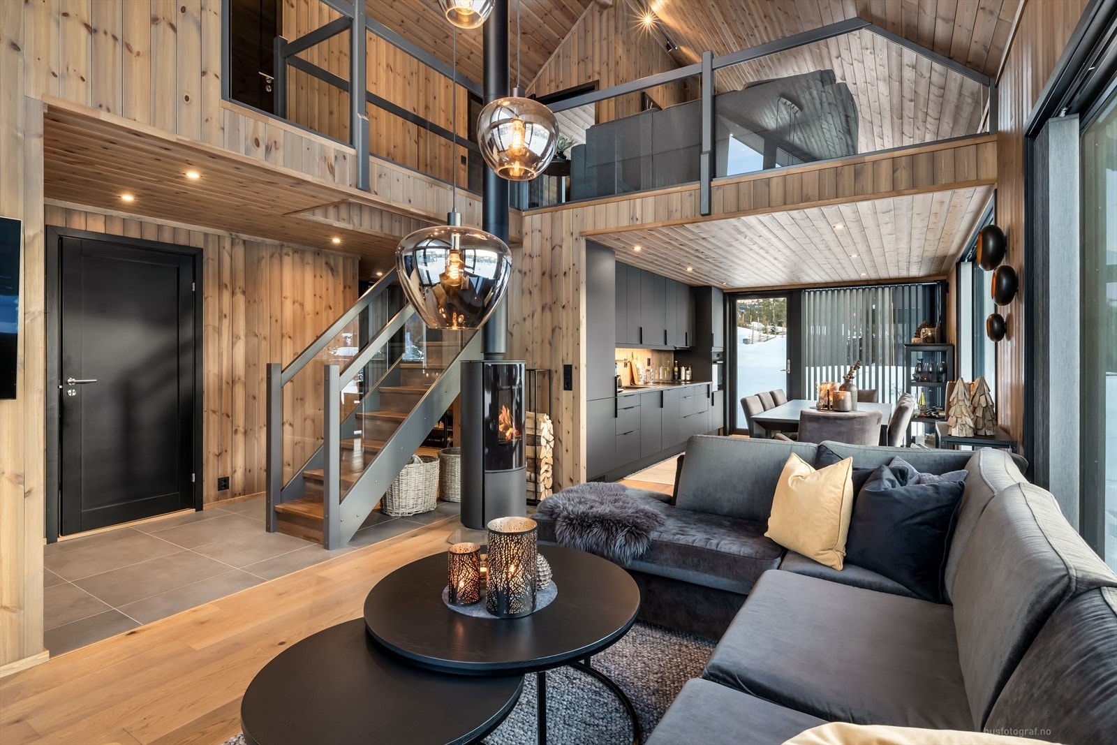 Stuen er romslig, og åpner opp for ulike møbleringsalternativer med en stor og komfortabel sofakrok, underholdningsavdeling og lenestoler, der en kan sitte å nyte en god bok. Galleribilde