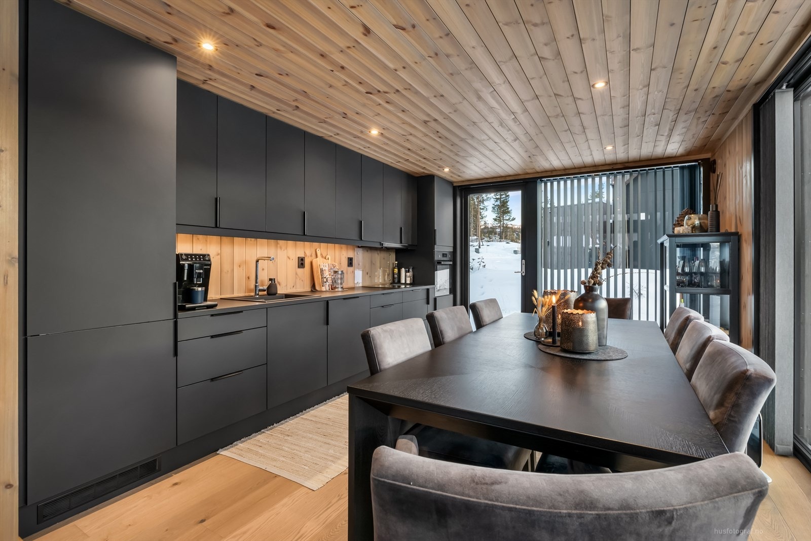 Hytta er en romslig, innholdsrik og trivelig familiehytte i moderne og eksklusiv stil. Galleribilde