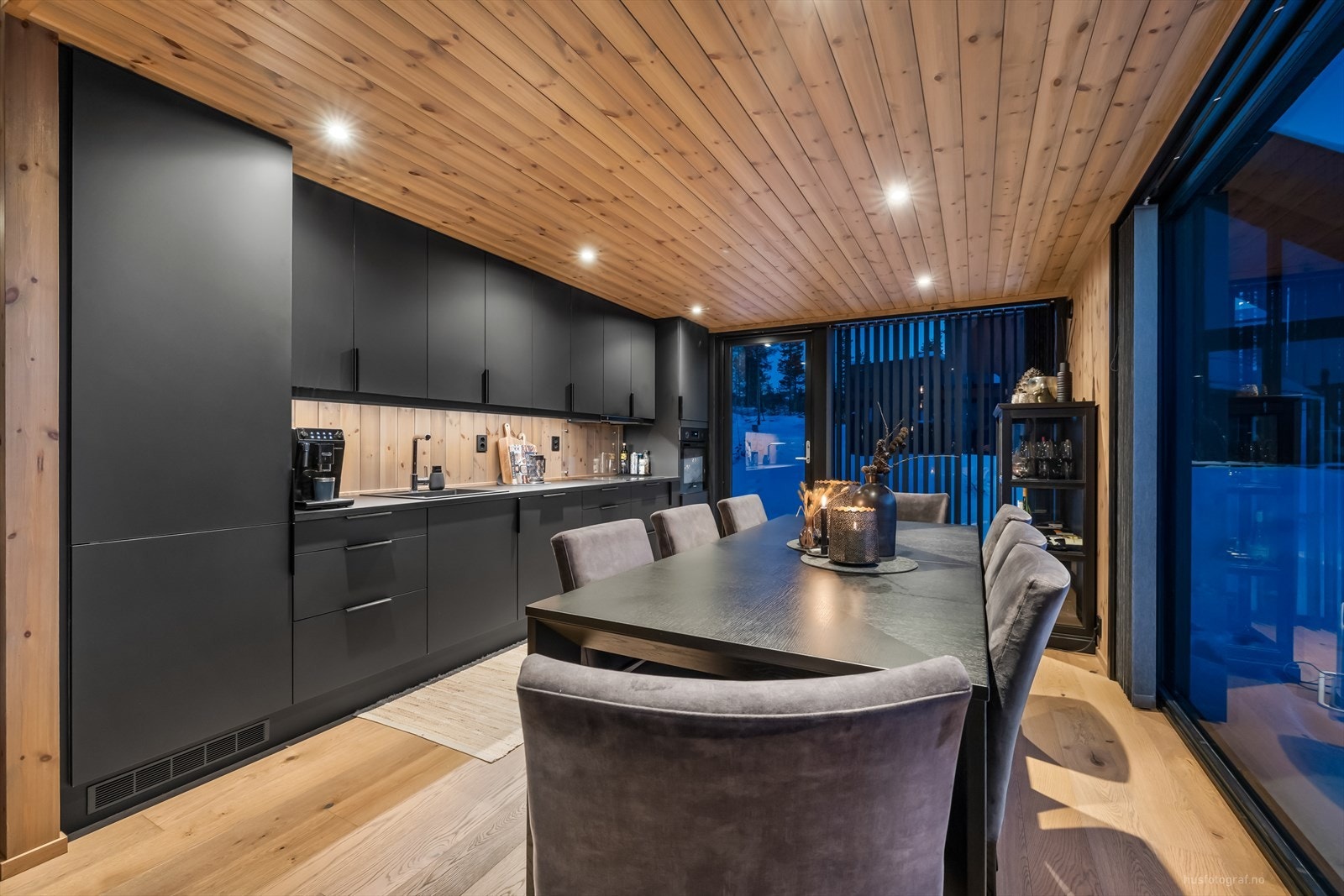 Innredningen har slette fronter i dempet sort og benkeplate av laminat. Galleribilde