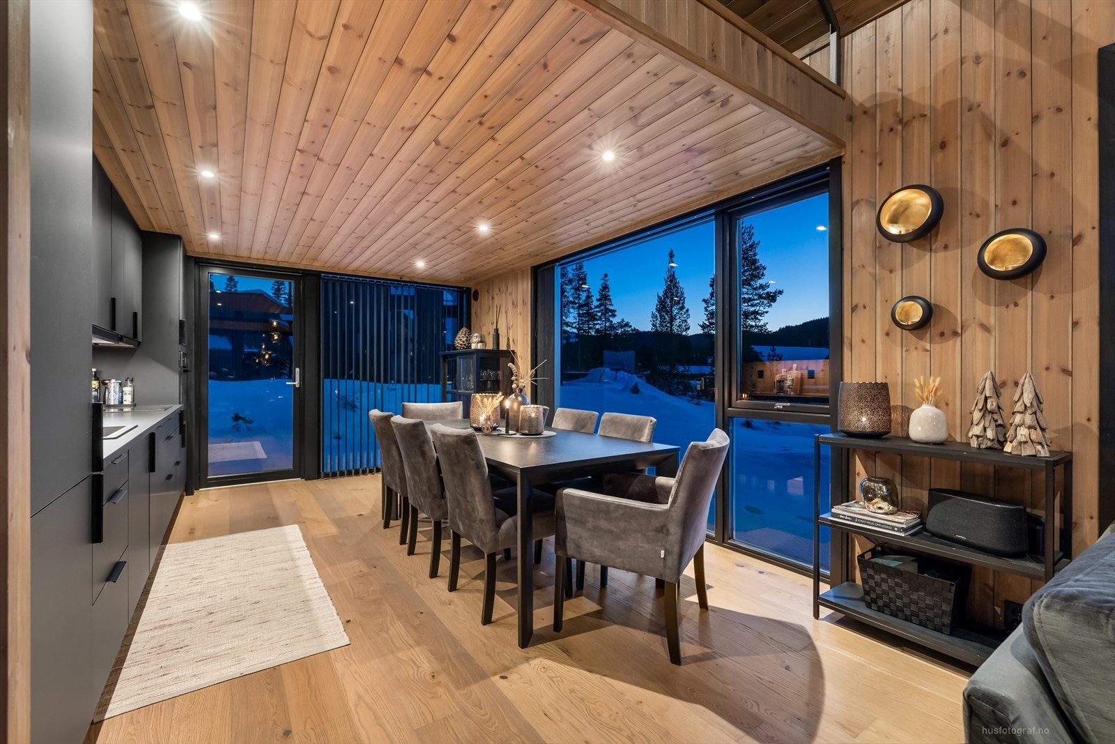 Integrert i innredningen finner du oppvaskmaskin, stekeovn, platetopp og kjøl/fryseskap. Galleribilde