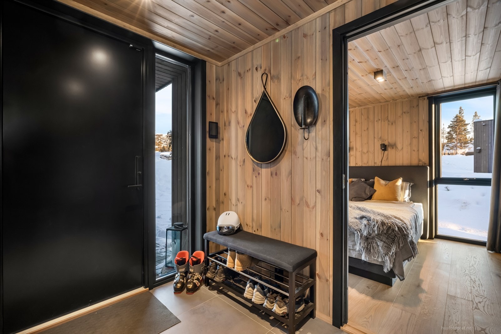 Her er det god plass til å henge fra seg yttertøy og sette fra seg sko. Ytterdøren har en praktisk kodelås. Galleribilde