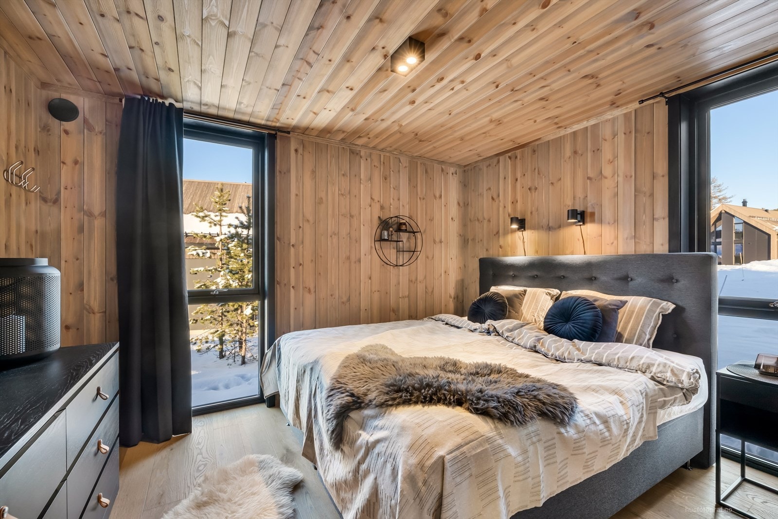 Hovedsoverommet er av god størrelse og med vinduene, kan du våkne til en fin utsikt og deilig fjelluft. Galleribilde