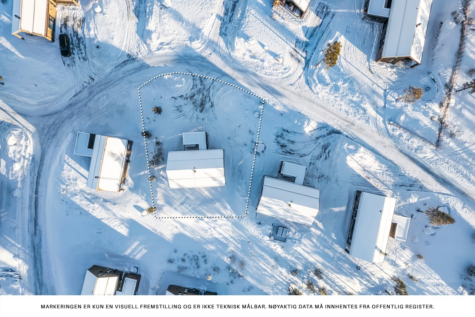 Parkering rett utenfor hytta. Det er montert elbillader. Tomten grenser flott til intern scooter-løype i forkant. Galleribilde