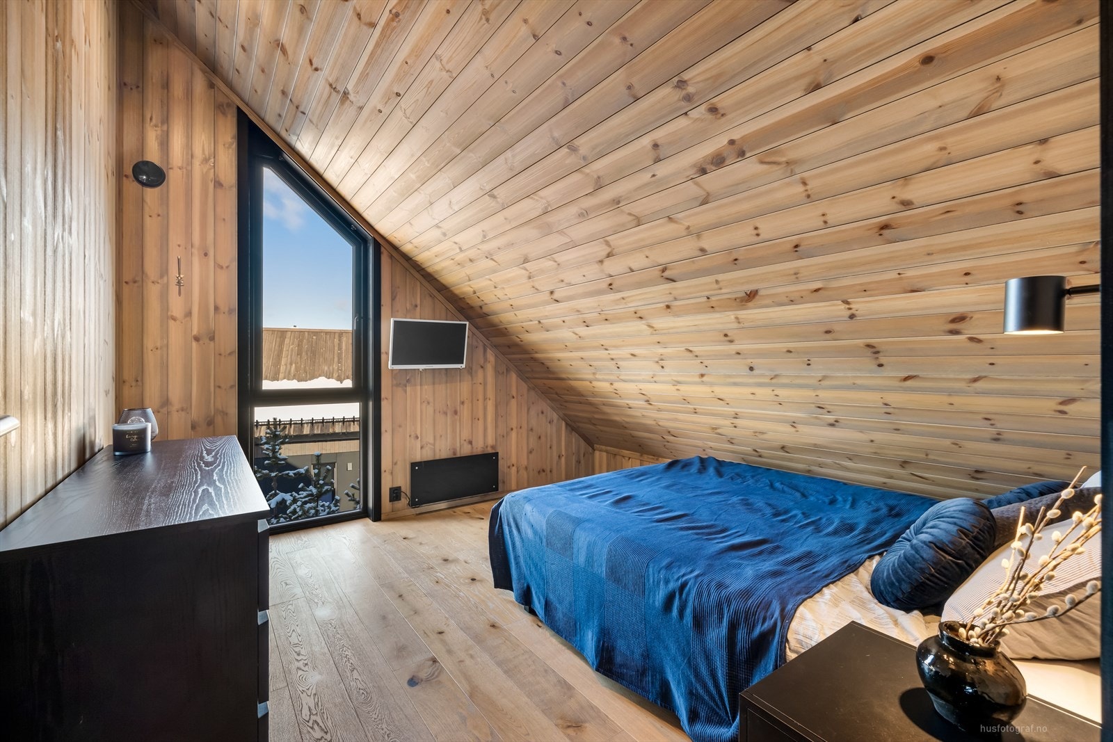 Soverommene har gode lysforhold, god plass til seng og garaderobeløsning og utstråler en behagelig atmosfære for avslapning og hvile. Galleribilde