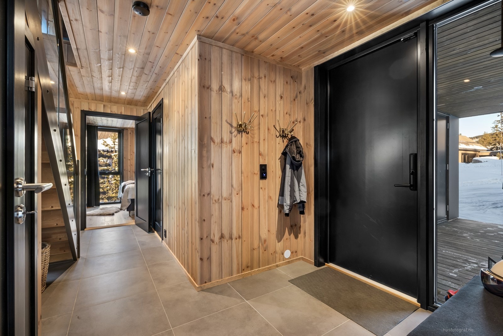 En romslig entré møter deg med varme og fliser på gulv. Galleribilde