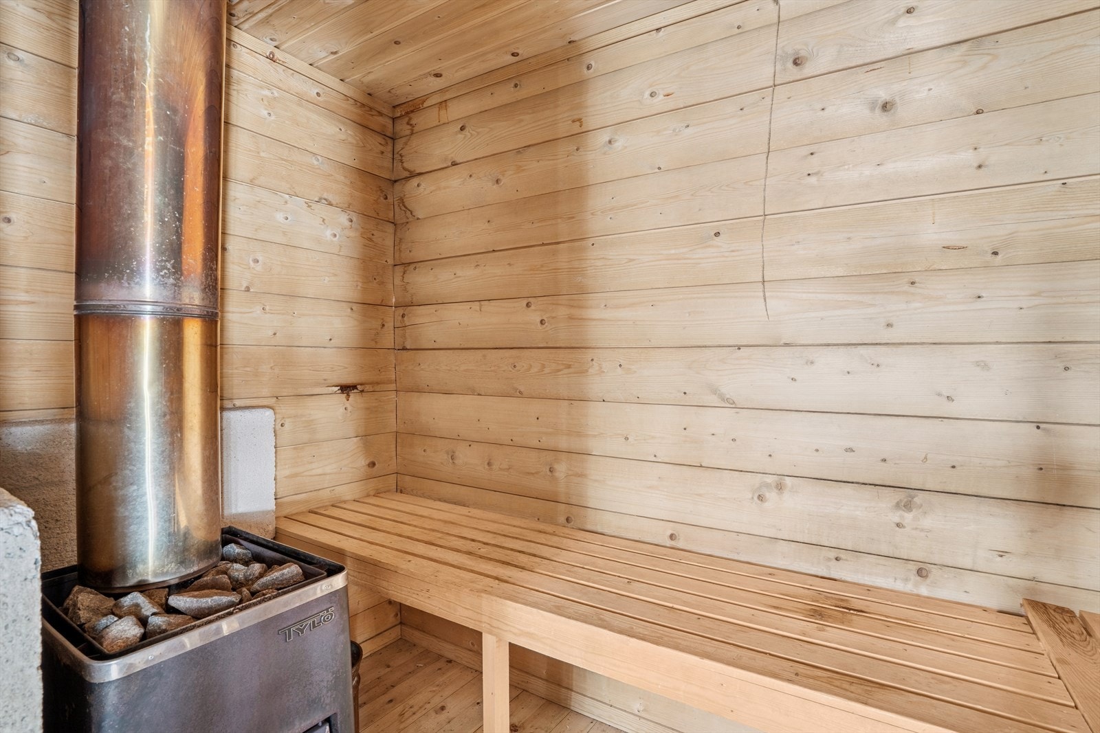 Det er badstue i uthuset, men det er gitt fyringsforbud på skorstein da den er defekt og må byttes. Galleribilde