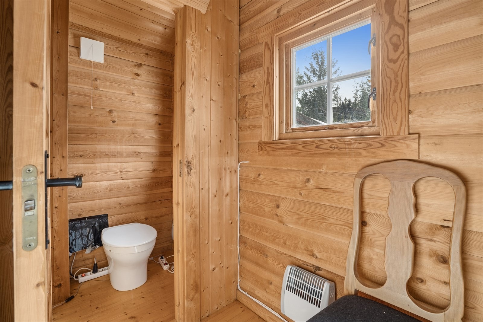 Toalettrom innenfor gangen. Galleribilde