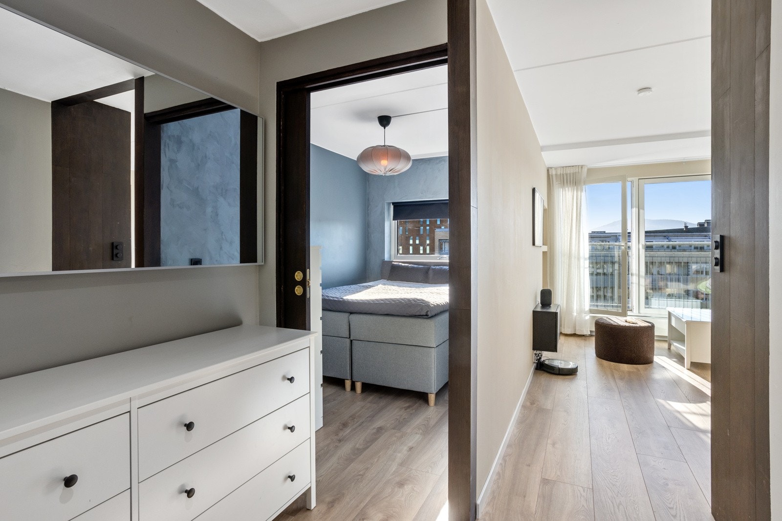 Det er skyvedør inn til soverommet. Galleribilde