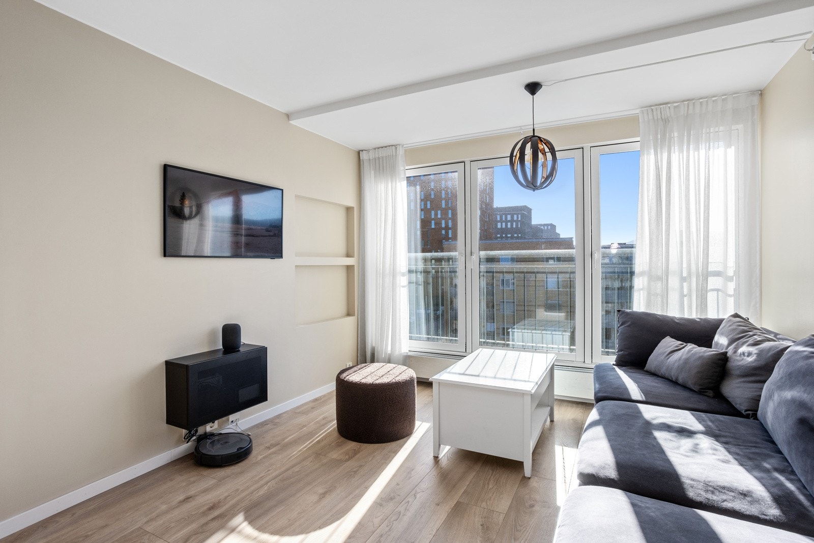 Plass til tv på vegg. Fin nisje ved siden av. Galleribilde