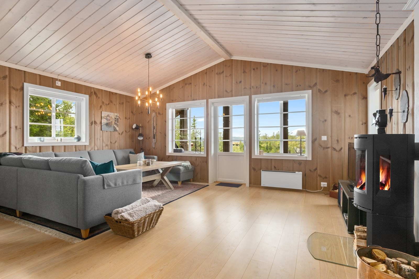 Fra stuen er det utgang til terrasse med gode solforhold og flott utsikt. Galleribilde