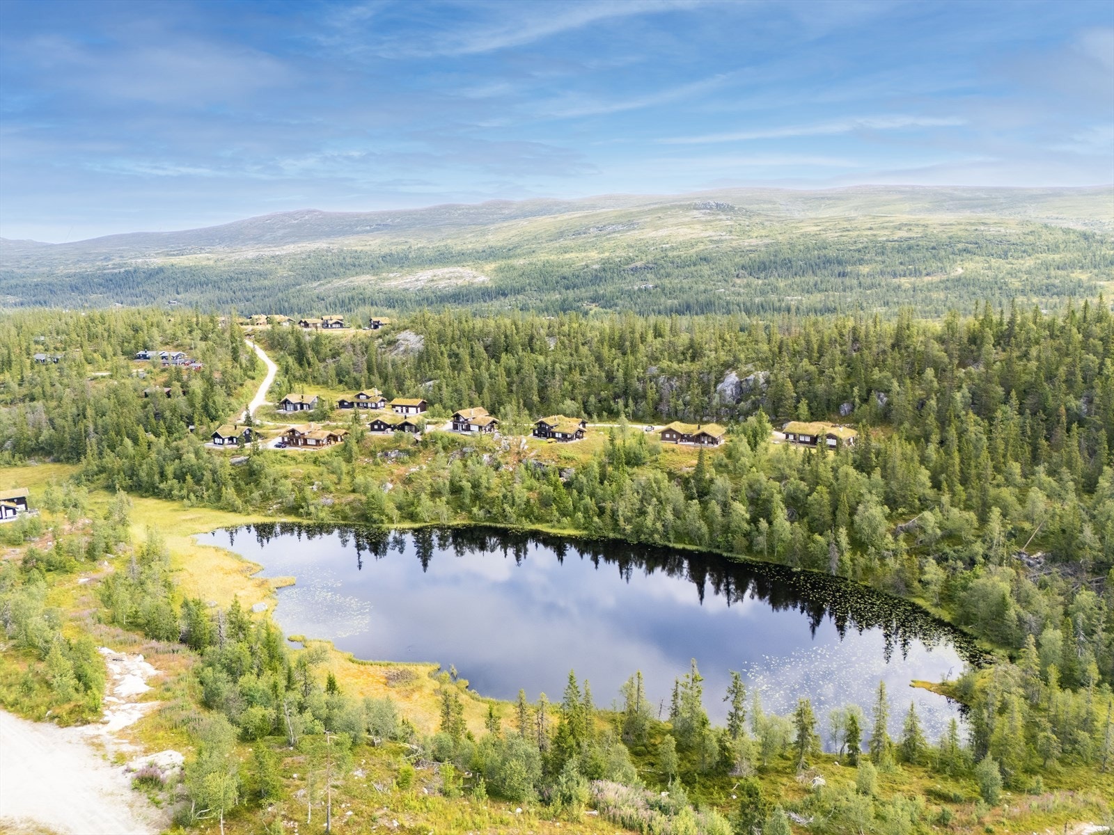 Her bor du i naturskjønne omgivelser med umiddelbar nærhet til milevis med preparerte skiløyper og fantastiske turmuligheter rett utenfor døren. Galleribilde