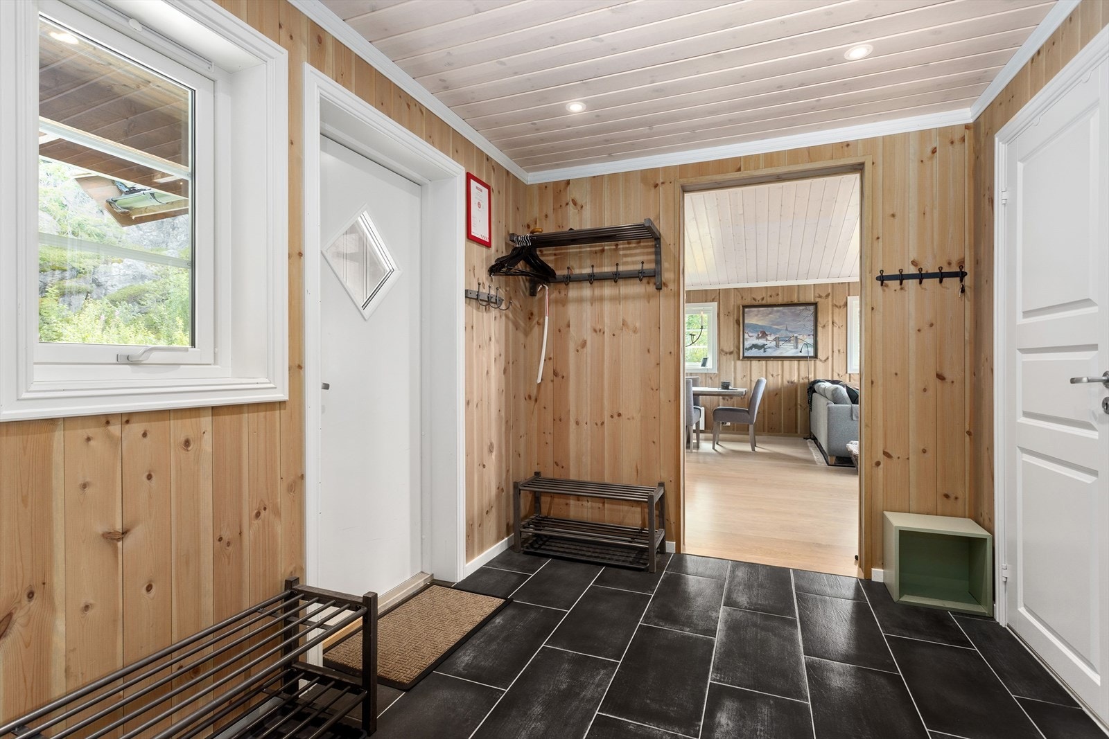 Her har man god plass for oppheng av yttertøy og oppbevaring av sko. Galleribilde