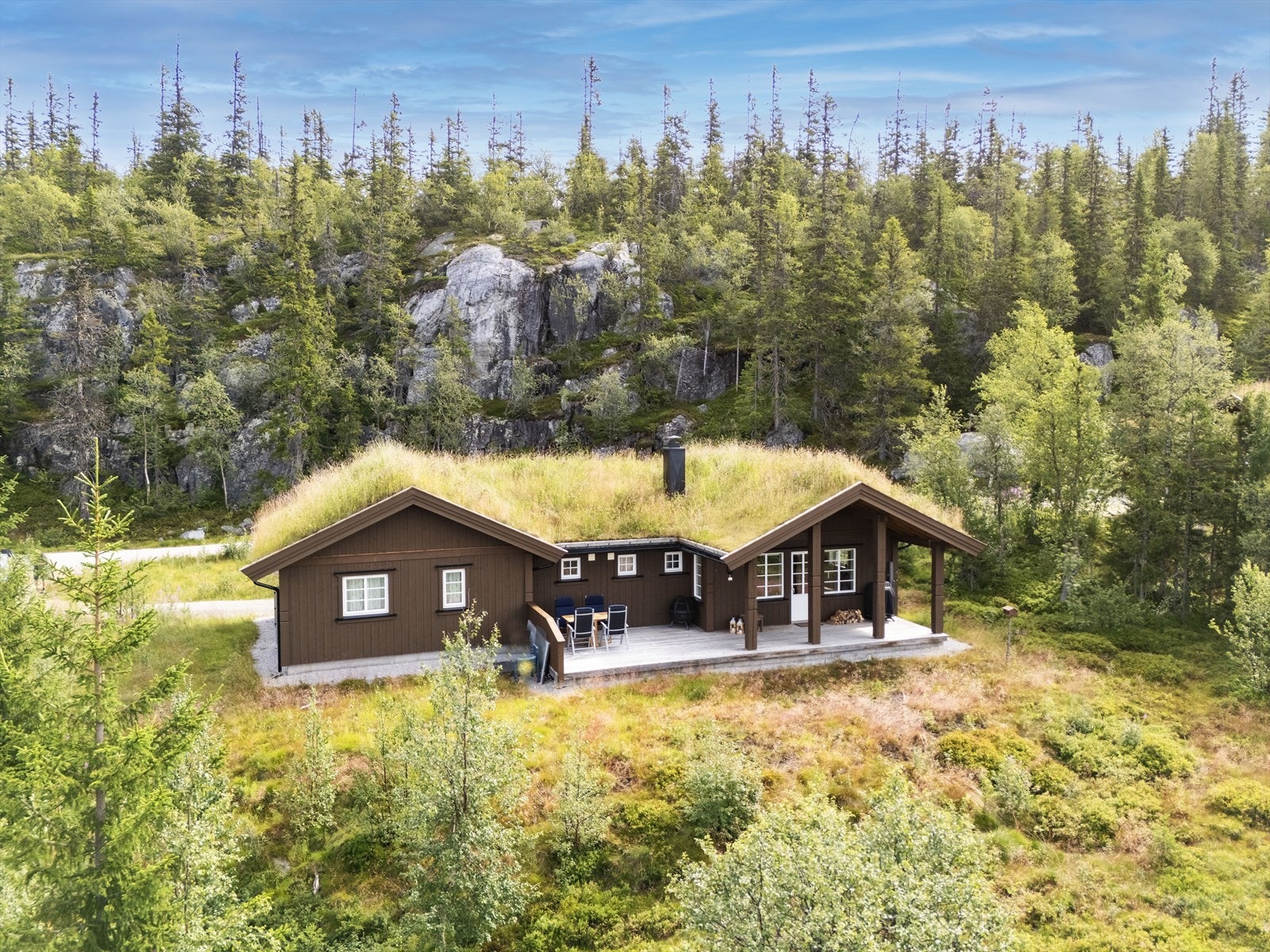 En innbydende og familievennlig fritidsbolig fra 2017 i naturskjønne omgivelser med flott utsikt og gode solforhold. Galleribilde