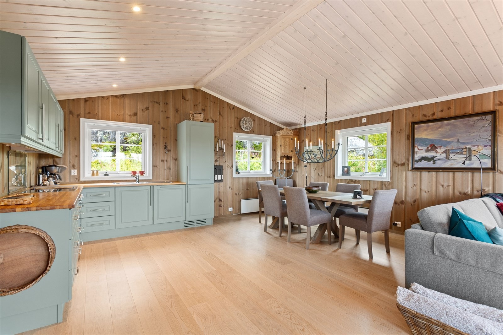 Den gode mønehøyden gir rommet en luftig og behagelig atmosfære. Galleribilde