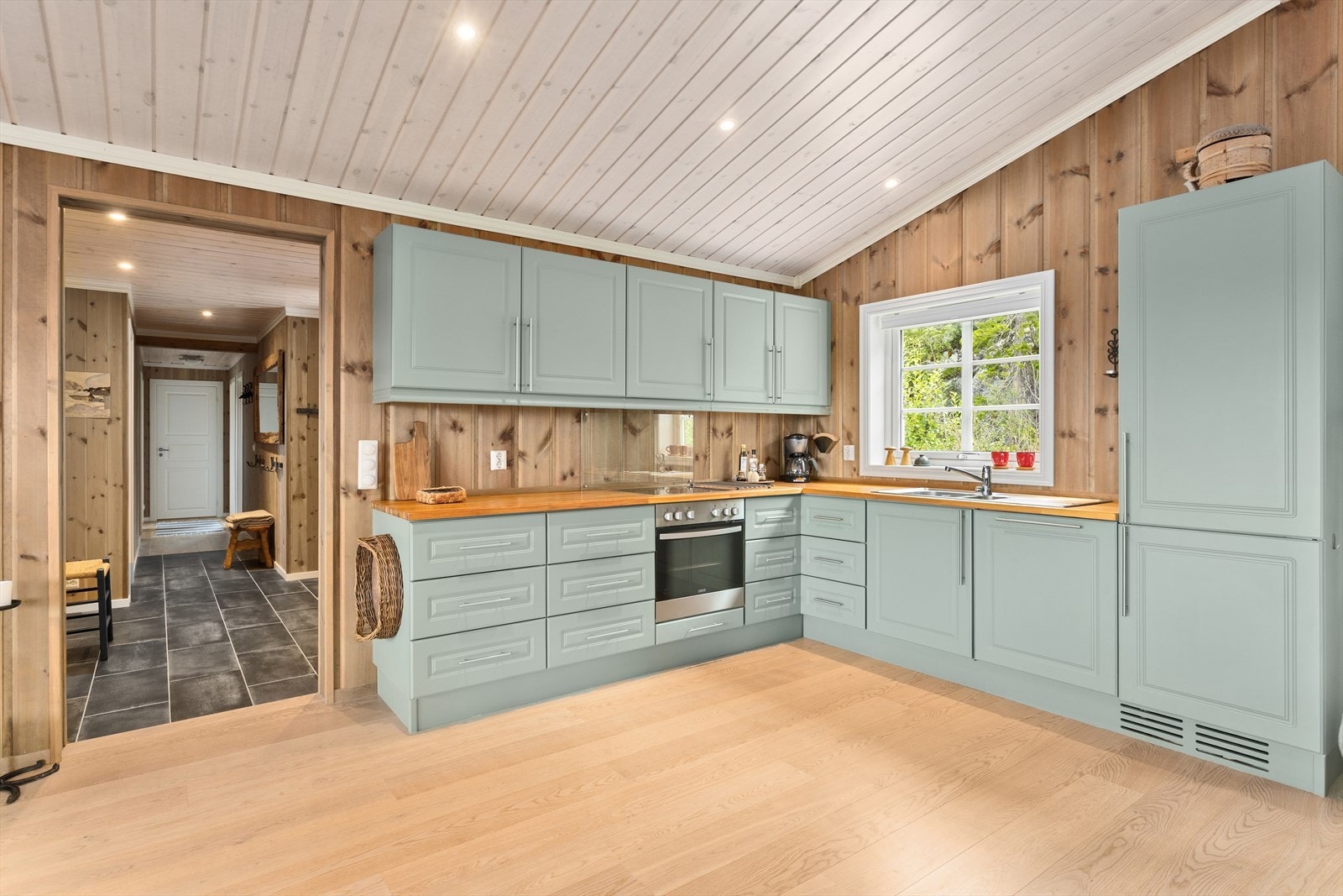 Innredningen er fullt utstyrt med integrerte hvitevarer som kjøl/fryseskap, oppvaskmaskin, platetopp, stekeovn, vannstoppsystem og komfyrvakt, samt kjøkkenventilator med avtrekk ut. Galleribilde