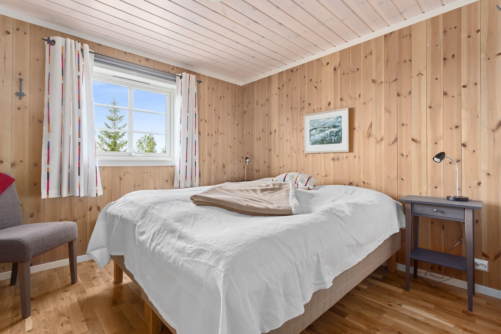 Soverom 1 - Hytta har totalt fire soverom med god plass til å møblere etter eget ønske og behov. Galleribilde