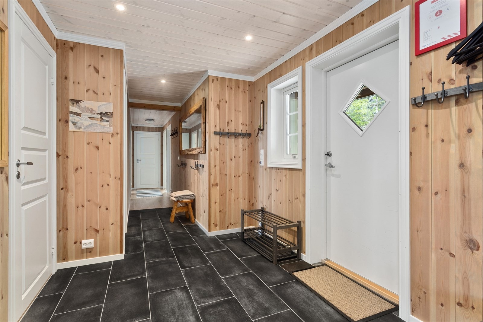 Dette er en familievennlig hytte med alt på ett plan, hvor en flislagt entré ønsker deg velkommen! Galleribilde