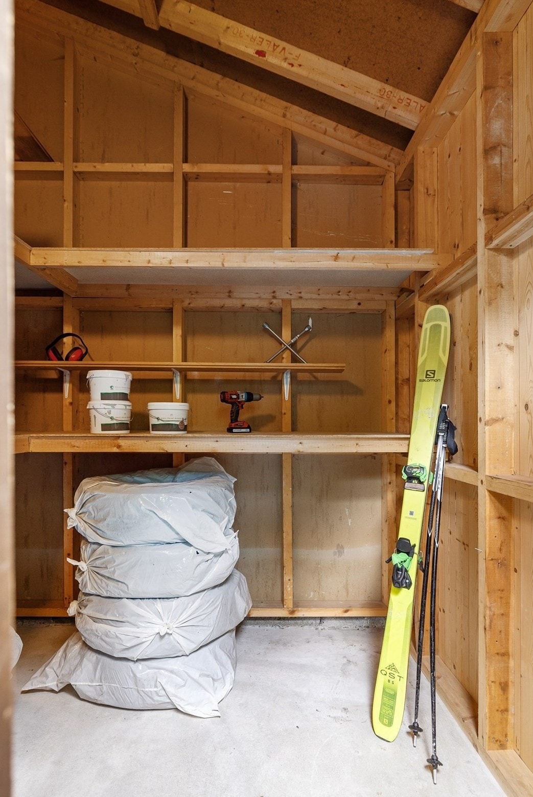 Romslig utebod med god takhøyde - ideell for oppbevaring av sportsutstyr, sykler og hageredskap. Galleribilde