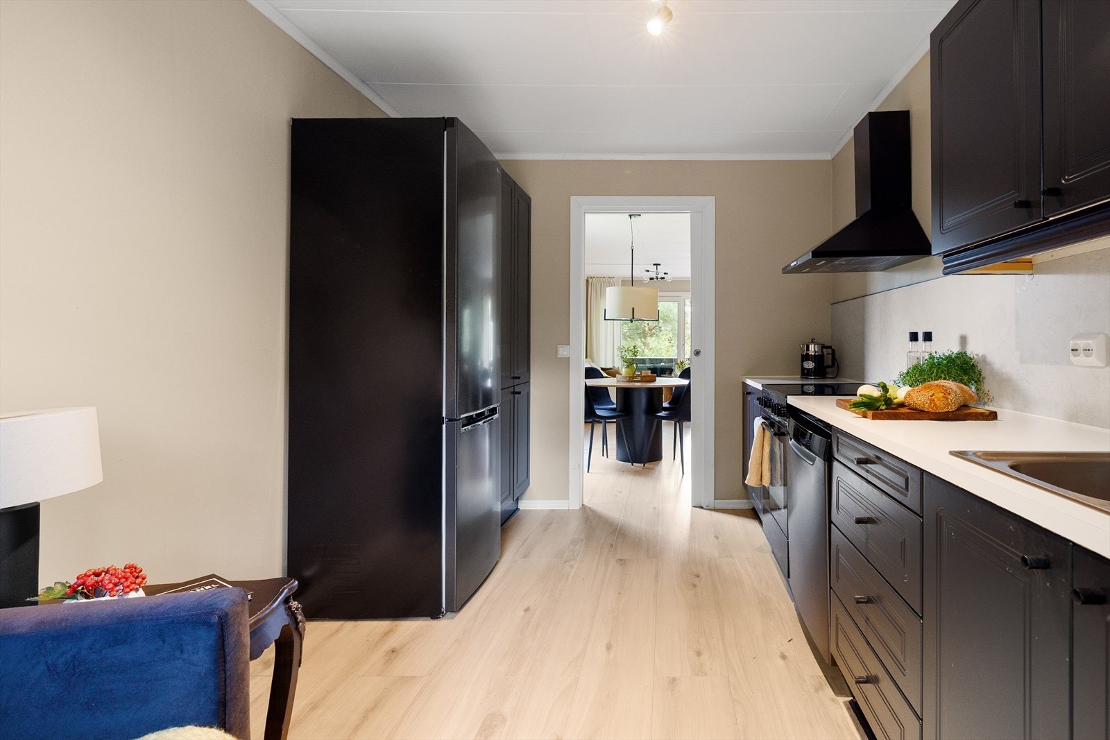 Det meste er inkludert i felleskostnadene: TV/internett, kommunale avgifter, eiendomsskatt, drift og vedlikehold, parkeringsplass, forsikringer m.m.. Galleribilde