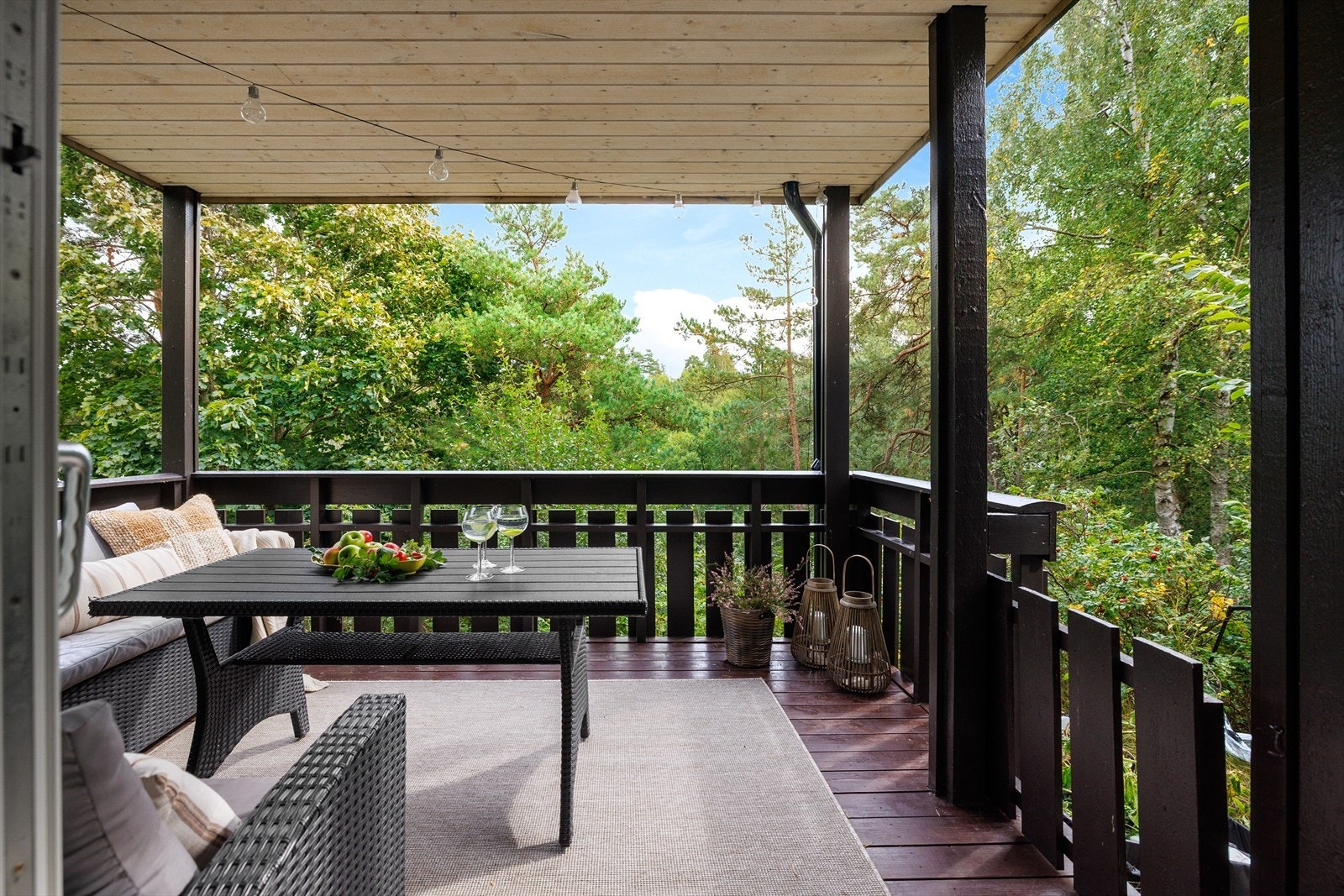 Leiligheten har flere fine uteplasser: en overbygd terrasse mot øst med sol på morgen og formiddag, samt hage- og gårdsplass foran boligen hvor solen kommer på ettermiddag og kveld. Galleribilde